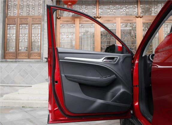 名爵ZS 2020款 全球百万畅销款 1.5L 手动65寸巨幕天窗版 车厢座椅   前门板