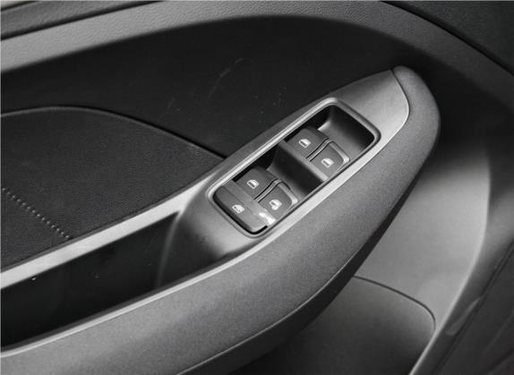名爵ZS 2020款 全球百万畅销款 1.5L 手动65寸巨幕天窗版 车厢座椅   门窗控制