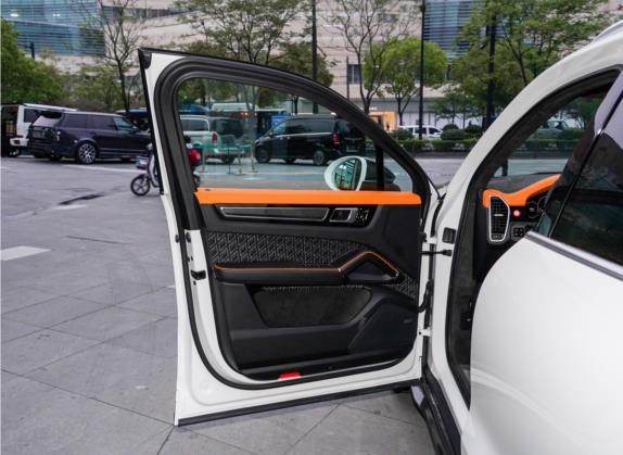 迈莎锐Cayenne 2021款 3.0T Black Carbon 车厢座椅   前门板