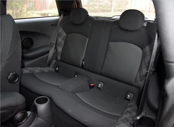 MINI 2016款 2.0T COOPER S 表现派 车厢座椅   后排空间
