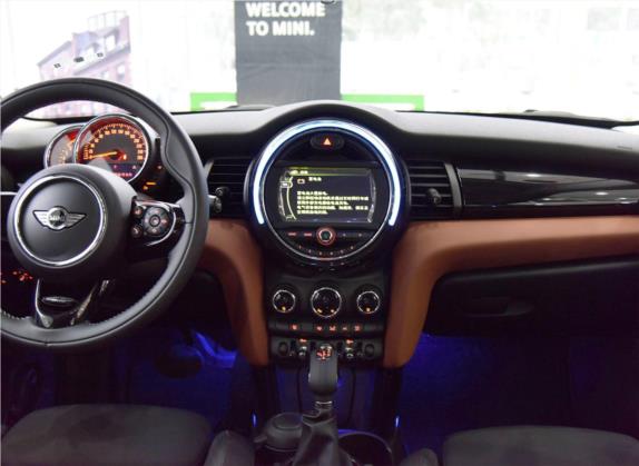 MINI 2016款 1.5T COOPER SEVEN 五门版 中控类   中控台