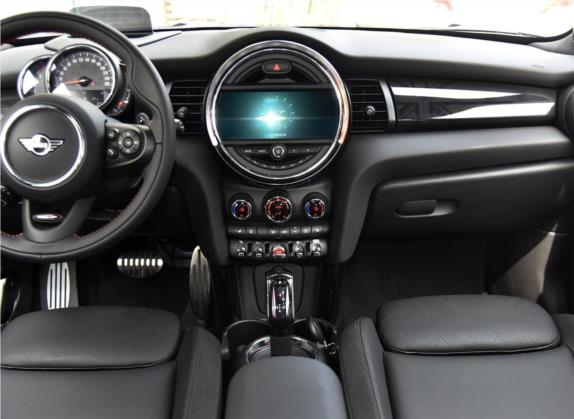 MINI 2018款 2.0T COOPER S 赛车手 五门版 中控类   中控台