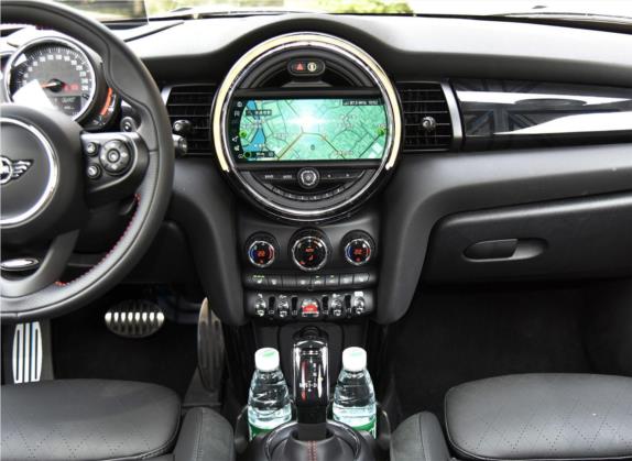 MINI 2018款 2.0T COOPER S 赛车手 中控类   中控台