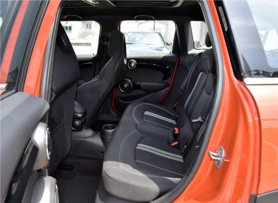 MINI 2018款 1.5T COOPER 赛车手 五门版 车厢座椅   后排空间