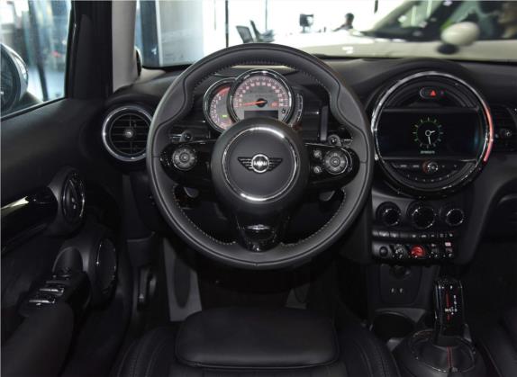 MINI 2018款 2.0T COOPER S 艺术家 五门版 中控类   驾驶位