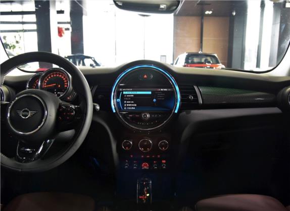 2019款 1.5T COOPER 60周年纪念版 五门版 中控类   中控台