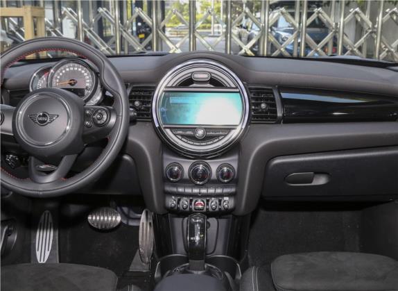 MINI 2019款 1.5T COOPER 赛车手 中控类   中控台