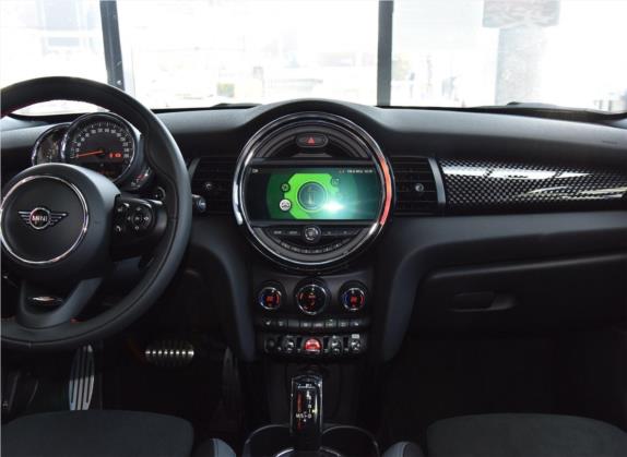 MINI 2019款 2.0T COOPER S 赛车手 五门版 中控类   中控台