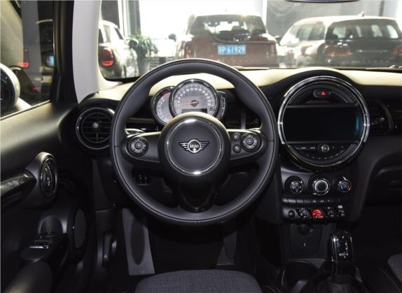 MINI 2020款 1.5T COOPER 经典派 三门绝色版 中控类   驾驶位