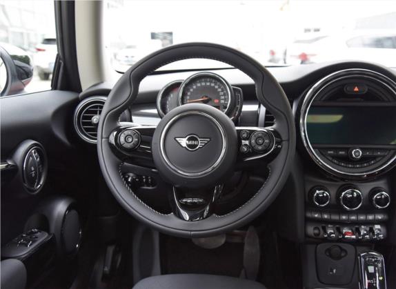 MINI 2020款 1.5T COOPER 三门日不落红限量版 中控类   驾驶位
