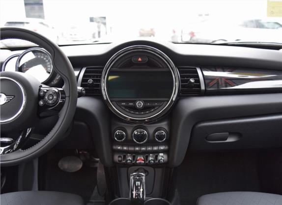 MINI 2020款 1.5T COOPER 三门日不落红限量版 中控类   中控台