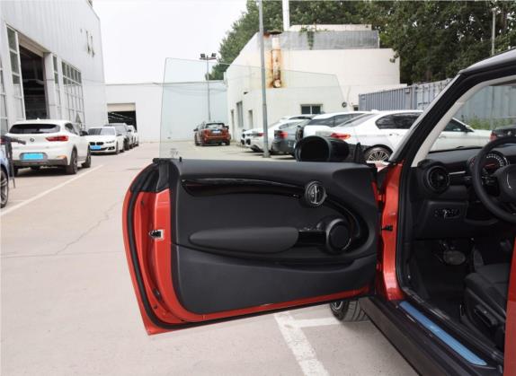 MINI 2020款 1.5T COOPER 三门日不落红限量版 车厢座椅   前门板