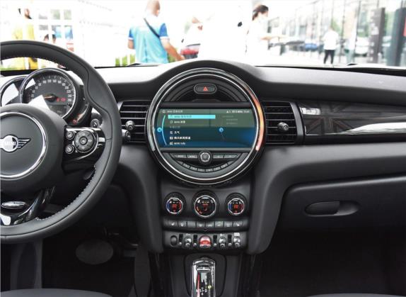 MINI 2020款 2.0T COOPER S 三门日不落红限量版 中控类   中控台