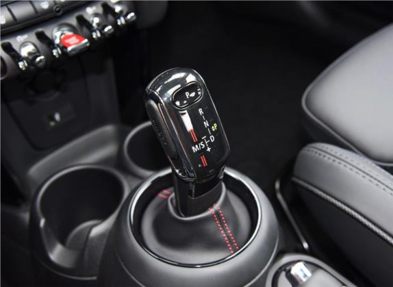 MINI 2020款 2.0T COOPER S 三门日不落红限量版 中控类   挡把