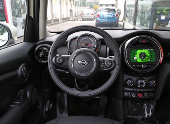 MINI 2020款 1.5T ONE 五门版 中控类   驾驶位