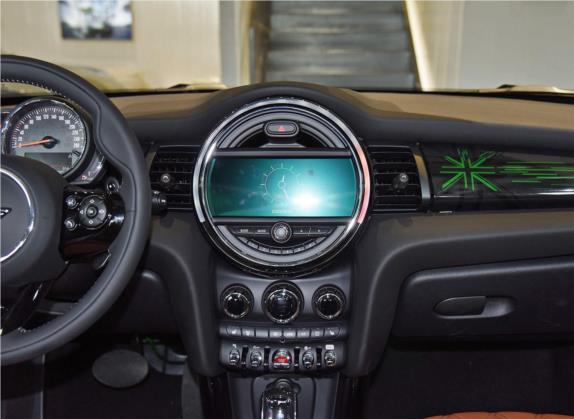 MINI 2020款 2.0T COOPER S 艺术家 五门版 中控类   中控台