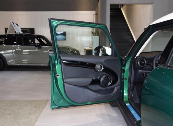 MINI 2020款 2.0T COOPER S 艺术家 五门版 车厢座椅   前门板