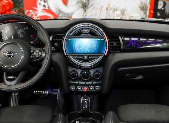 MINI 2021款 1.5T COOPER 赛车手 五门版 中控类   中控台