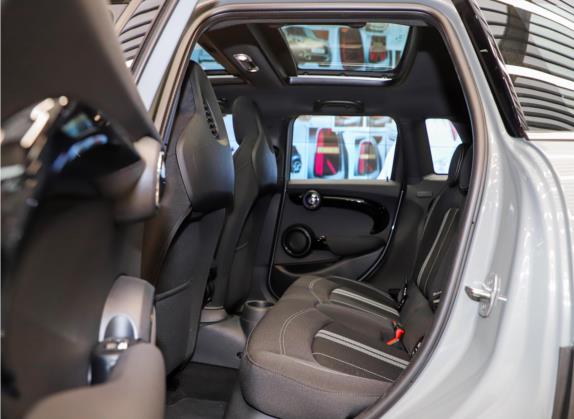 MINI 2021款 1.5T COOPER 赛车手 五门版 车厢座椅   后排空间