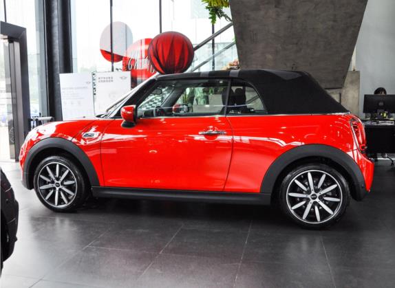 MINI 2021款 1.5T COOPER CABRIO 艺术家 外观   正侧