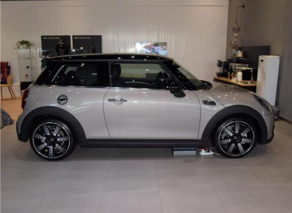 MINI 2022款 2.0T COOPER S 艺术家 外观   正侧