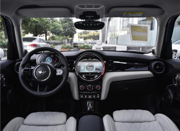 MINI 2022款 2.0T COOPER S 艺术家 五门版 中控类   中控全图