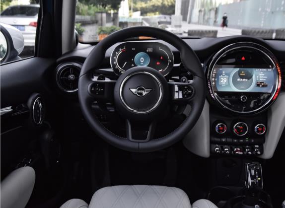 MINI 2022款 2.0T COOPER S 艺术家 五门版 中控类   驾驶位