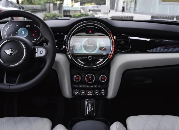 MINI 2022款 2.0T COOPER S 艺术家 五门版 中控类   中控台