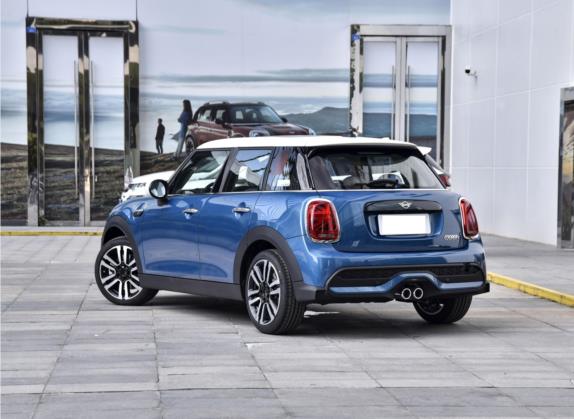 MINI 2022款 2.0T COOPER S 艺术家 五门版 外观   斜后