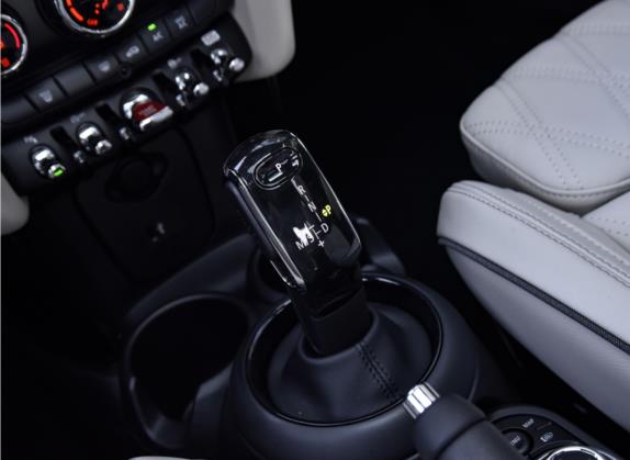 MINI 2022款 2.0T COOPER S 艺术家 五门版 中控类   挡把
