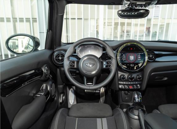 MINI 2022款 1.5T COOPER 黑标特别版 五门版 中控类   驾驶位