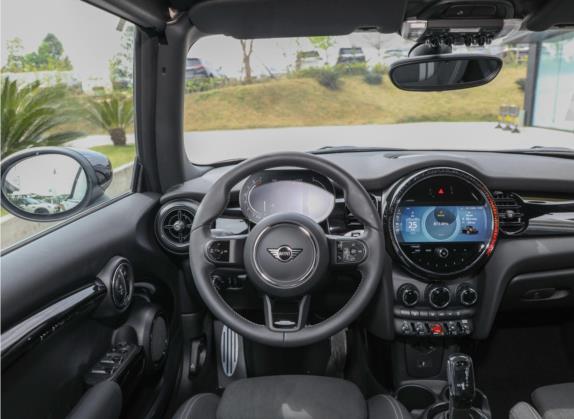 MINI 2022款 1.5T COOPER CABRIO 黑标特别版 中控类   驾驶位