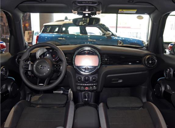 MINI 2022款 2.0T COOPER S 黑标特别版 五门版 中控类   中控全图