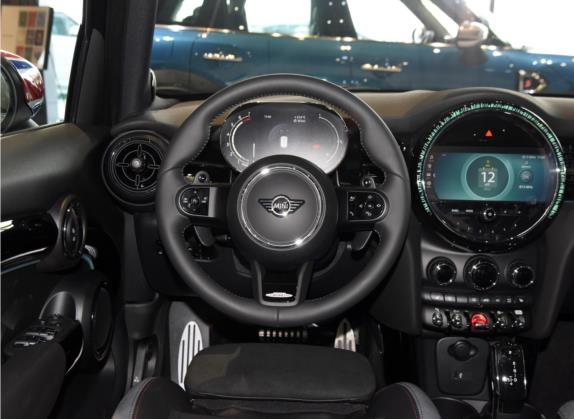 MINI 2022款 2.0T COOPER S 黑标特别版 五门版 中控类   驾驶位