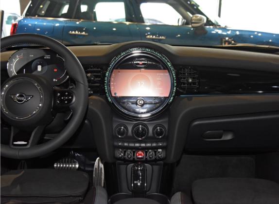 MINI 2022款 2.0T COOPER S 黑标特别版 五门版 中控类   中控台