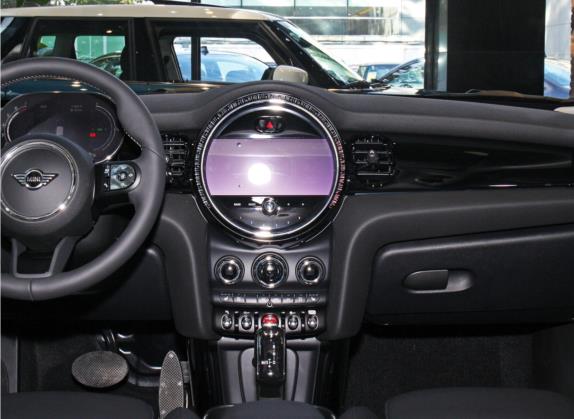 MINI 2022款 1.5T COOPER The Coopers 纪念版 中控类   中控台