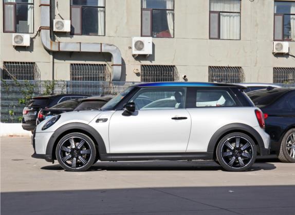 MINI 2022款 1.5T COOPER The Coopers 纪念版 外观   正侧