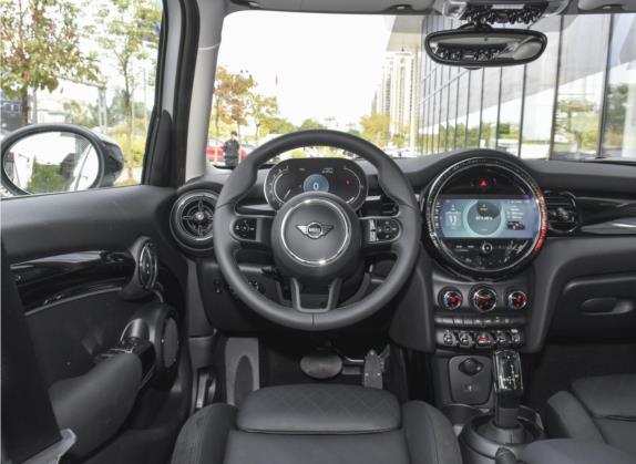 MINI 2022款 1.5T COOPER 五门版 The Coopers 纪念版 中控类   驾驶位