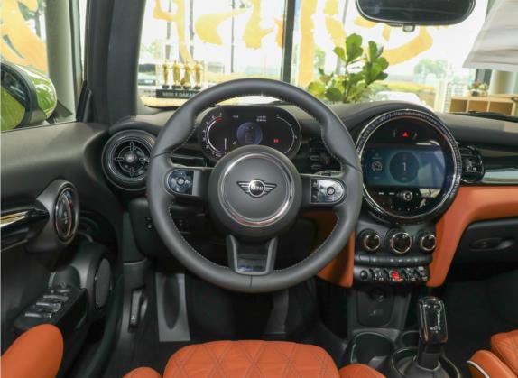 MINI 2022款 1.5T COOPER CABRIO The Coopers 纪念版 中控类   驾驶位