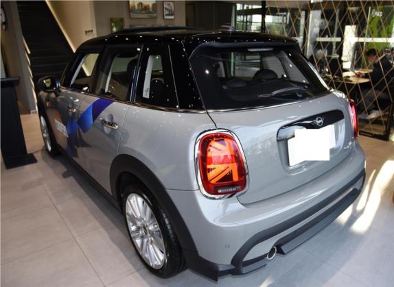 MINI 2022款 改款 1.5T COOPER 经典派 五门版 外观   斜后