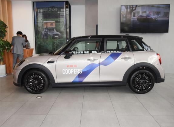 MINI 2022款 改款 1.5T COOPER 艺术家 五门版 外观   正侧