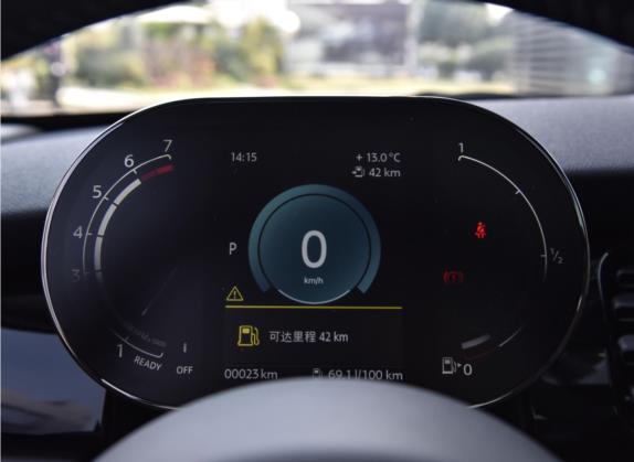 MINI 2022款 改款 2.0T COOPER S 经典派 中控类   仪表盘