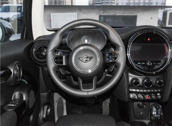 MINI 2022款 改款 2.0T COOPER S 艺术家 中控类   驾驶位