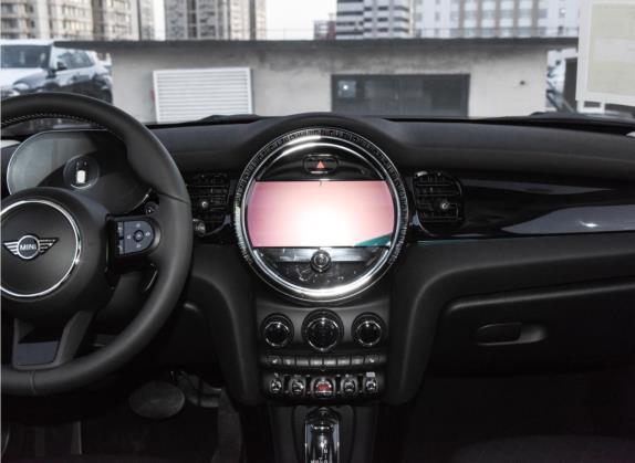 MINI 2022款 改款 2.0T COOPER S 艺术家 中控类   中控台