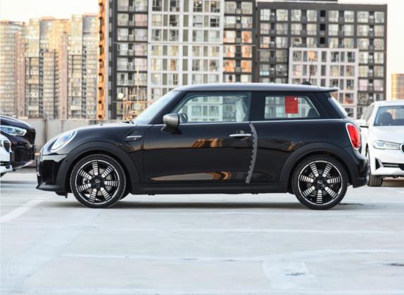 MINI 2022款 改款 2.0T COOPER S 艺术家 外观   正侧