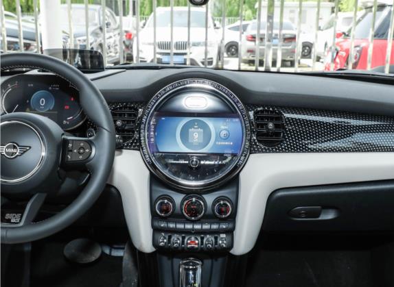MINI 2022款 改款 2.0T COOPER S CABRIO Sidewalk 中控类   中控台