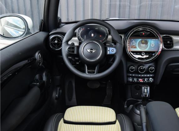 MINI 2022款 2.0T COOPER S 执迷特别版 中控类   驾驶位