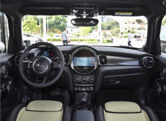 MINI 2022款 2.0T COOPER S 执迷特别版 五门版 中控类   中控全图