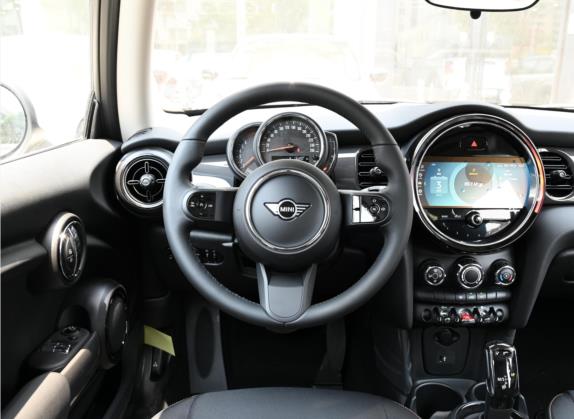 MINI 2023款 1.5T ONE 中控类   驾驶位