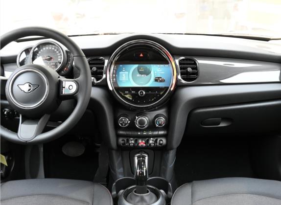 MINI 2023款 1.5T ONE 中控类   中控台